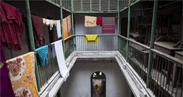 这是一家死亡旅馆,来者都有相同的愿望,两周后还活着就必须离开