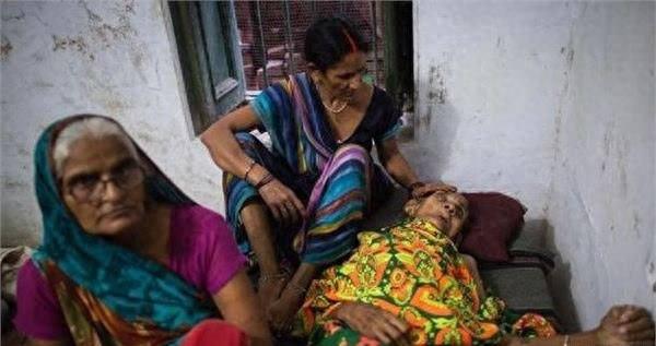 这是一家死亡旅馆,来者都有相同的愿望,两周后还活着就必须离开