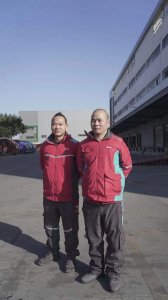 ​高速路上突发车祸，快递小哥合力救出五人获“微文明之星”