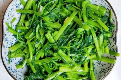 ​炒空心菜，一出锅就变黑，大厨教你2招，翠绿不发黑，脆嫩不出水