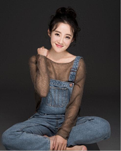 申珉熙不仅有窈窕的身材，文静淡雅的气质也十分惹人喜爱