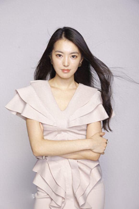 申珉熙不仅有窈窕的身材，文静淡雅的气质也十分惹人喜爱