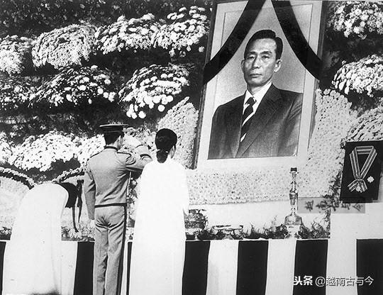四十年前朴正熙出殡照片：汉城哀悼标语是汉字，两百万市民送行