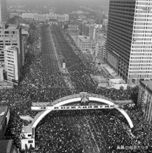 四十年前朴正熙出殡照片：汉城哀悼标语是汉字，两百万市民送行