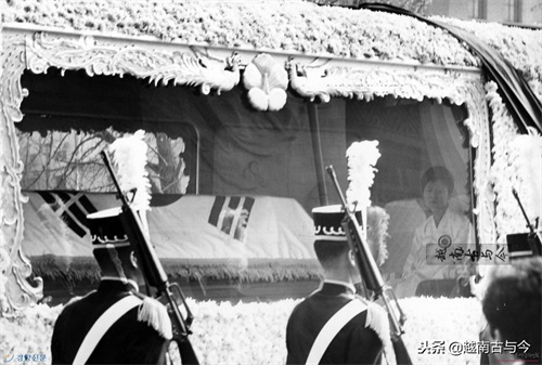 四十年前朴正熙出殡照片：汉城哀悼标语是汉字，两百万市民送行