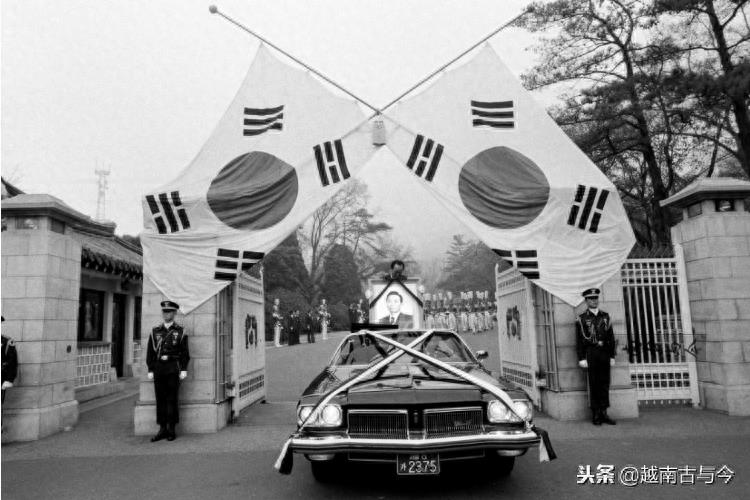 四十年前朴正熙出殡照片：汉城哀悼标语是汉字，两百万市民送行