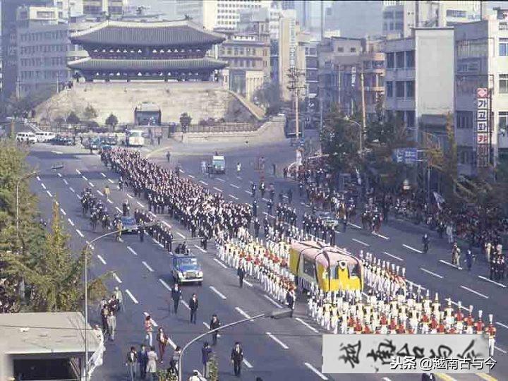 四十年前朴正熙出殡照片：汉城哀悼标语是汉字，两百万市民送行