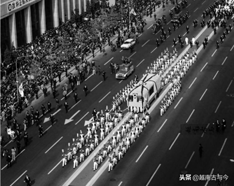 四十年前朴正熙出殡照片：汉城哀悼标语是汉字，两百万市民送行