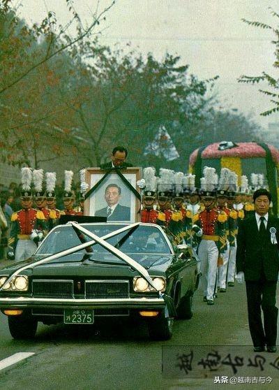 四十年前朴正熙出殡照片：汉城哀悼标语是汉字，两百万市民送行