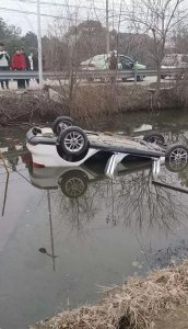 ​常州一男子驾车冲入河内身亡 现场曝光 疑似酒后驾驶！