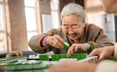 ​镇江麻将爆哭一幕！大妈胜出后，被大爷拍骨折遭判赔上万元！