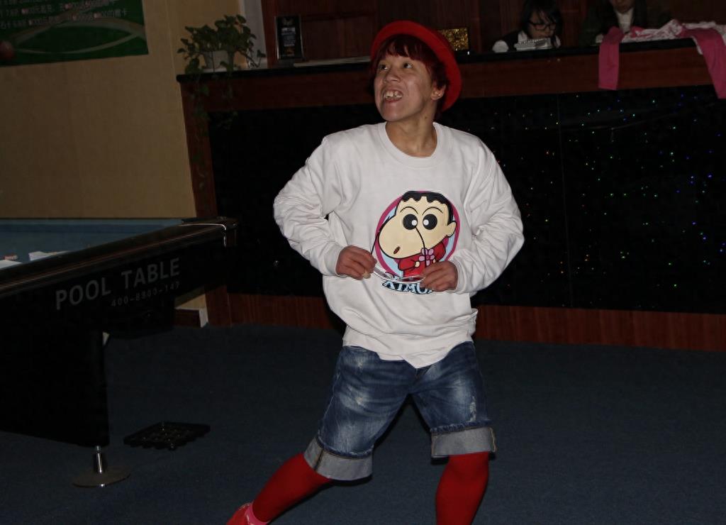 原创实拍：南宁第一代网红 豆浆王子 跟美女一起打台球！