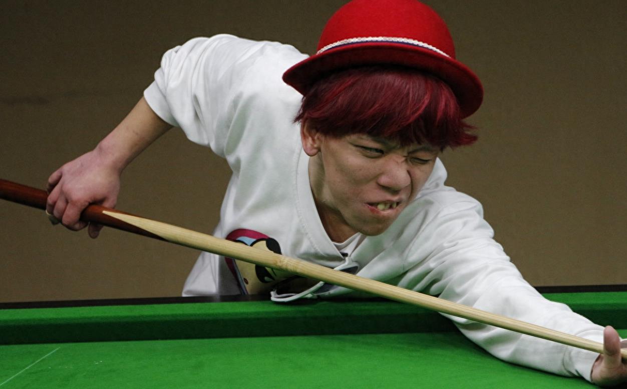 原创实拍：南宁第一代网红 豆浆王子 跟美女一起打台球！