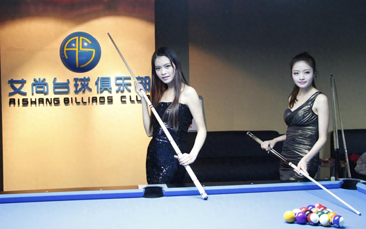 原创实拍：南宁第一代网红 豆浆王子 跟美女一起打台球！