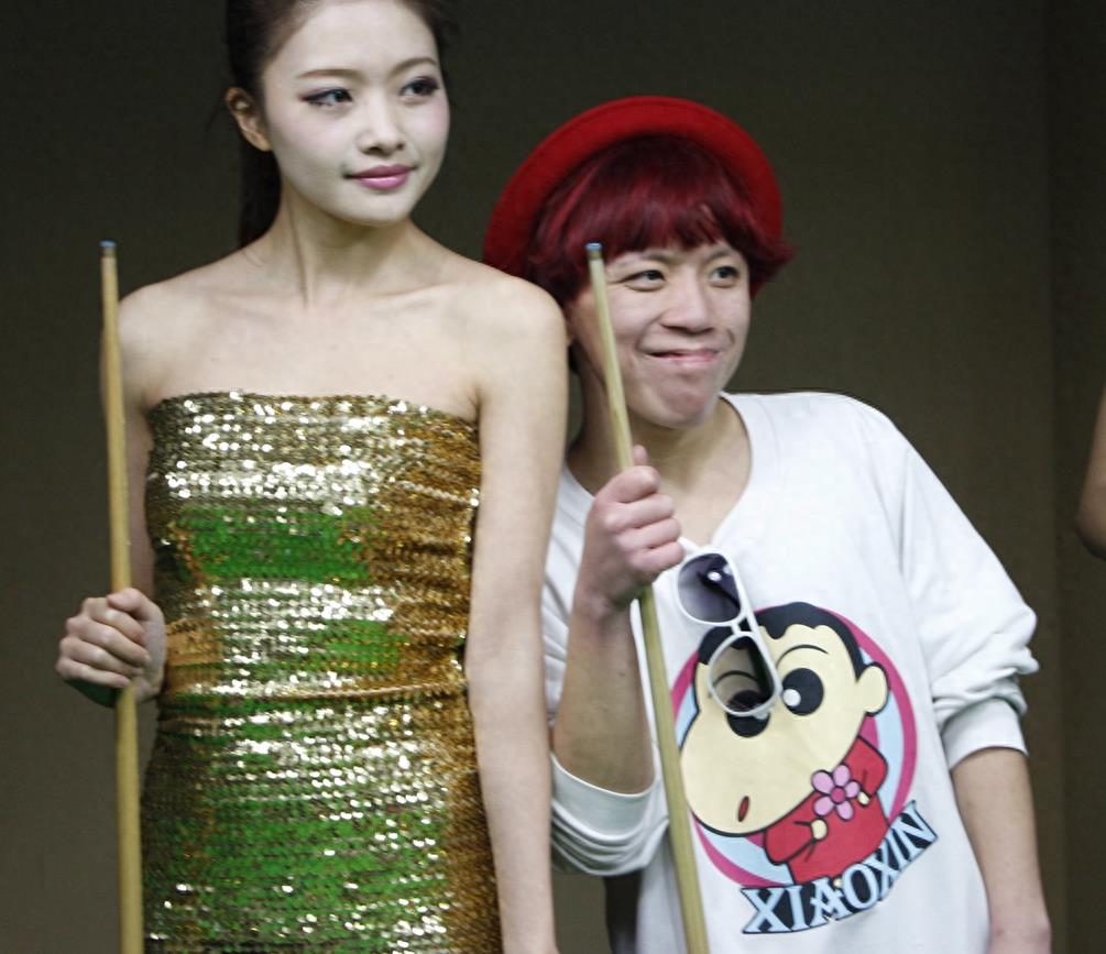 原创实拍：南宁第一代网红 豆浆王子 跟美女一起打台球！