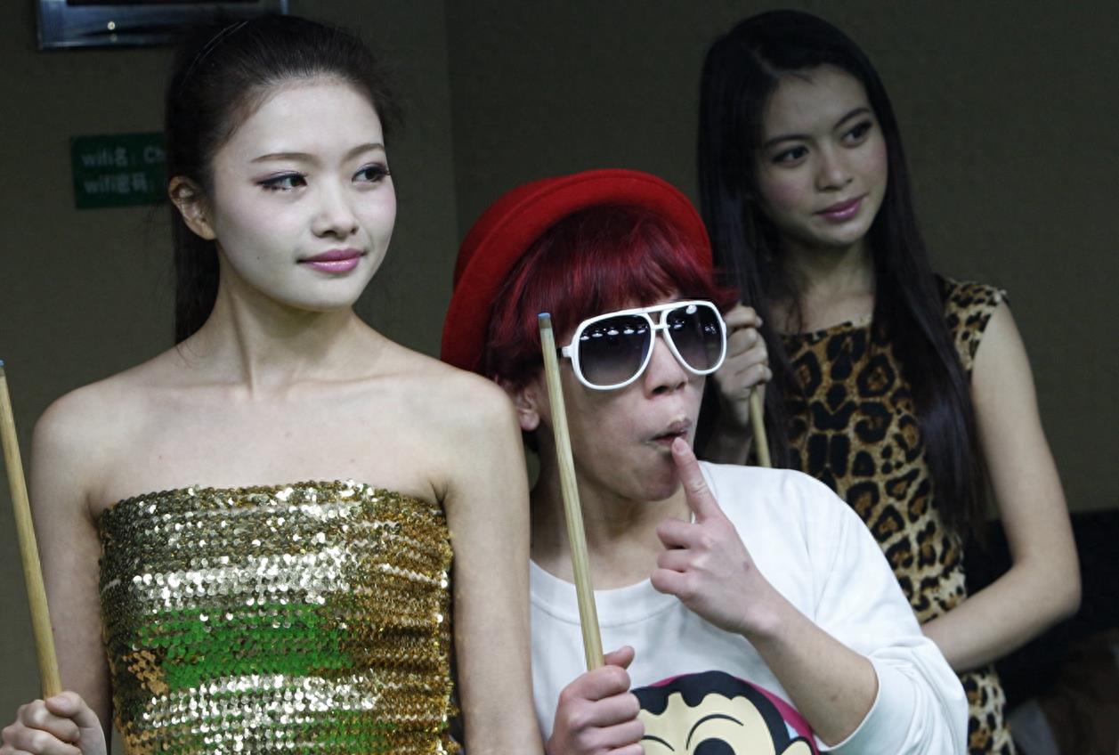 原创实拍：南宁第一代网红 豆浆王子 跟美女一起打台球！