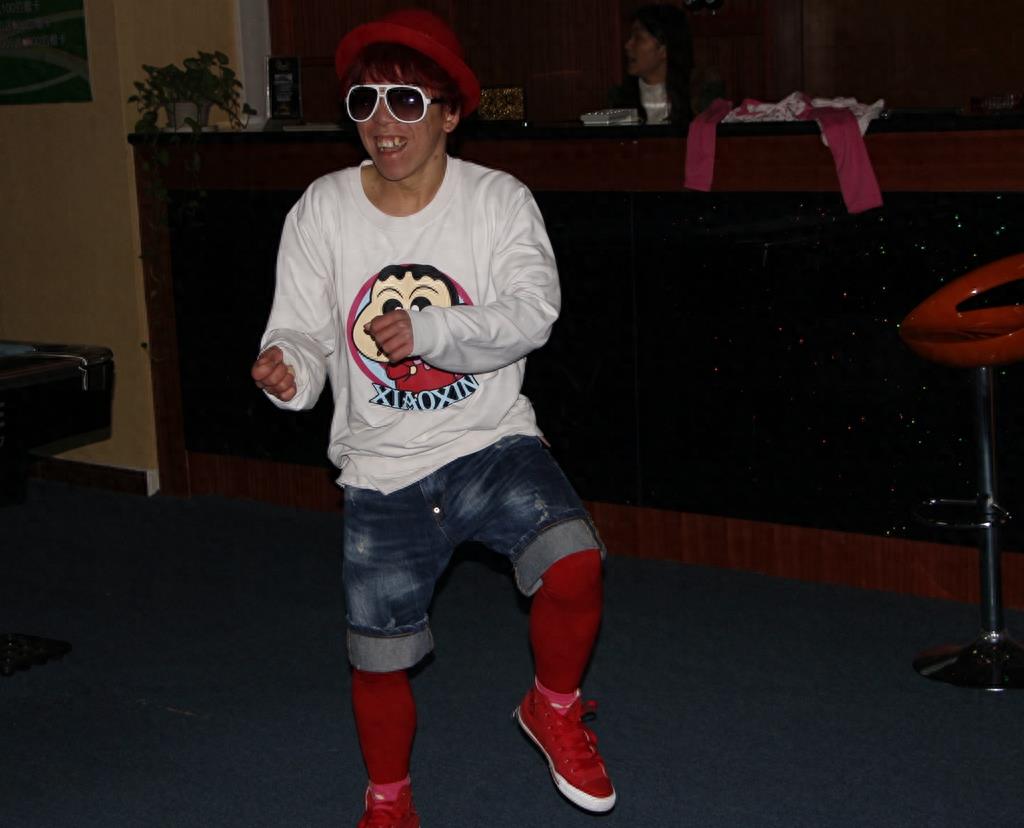 原创实拍：南宁第一代网红 豆浆王子 跟美女一起打台球！