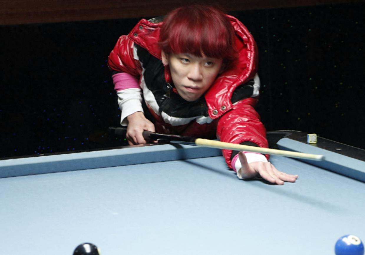 原创实拍：南宁第一代网红 豆浆王子 跟美女一起打台球！