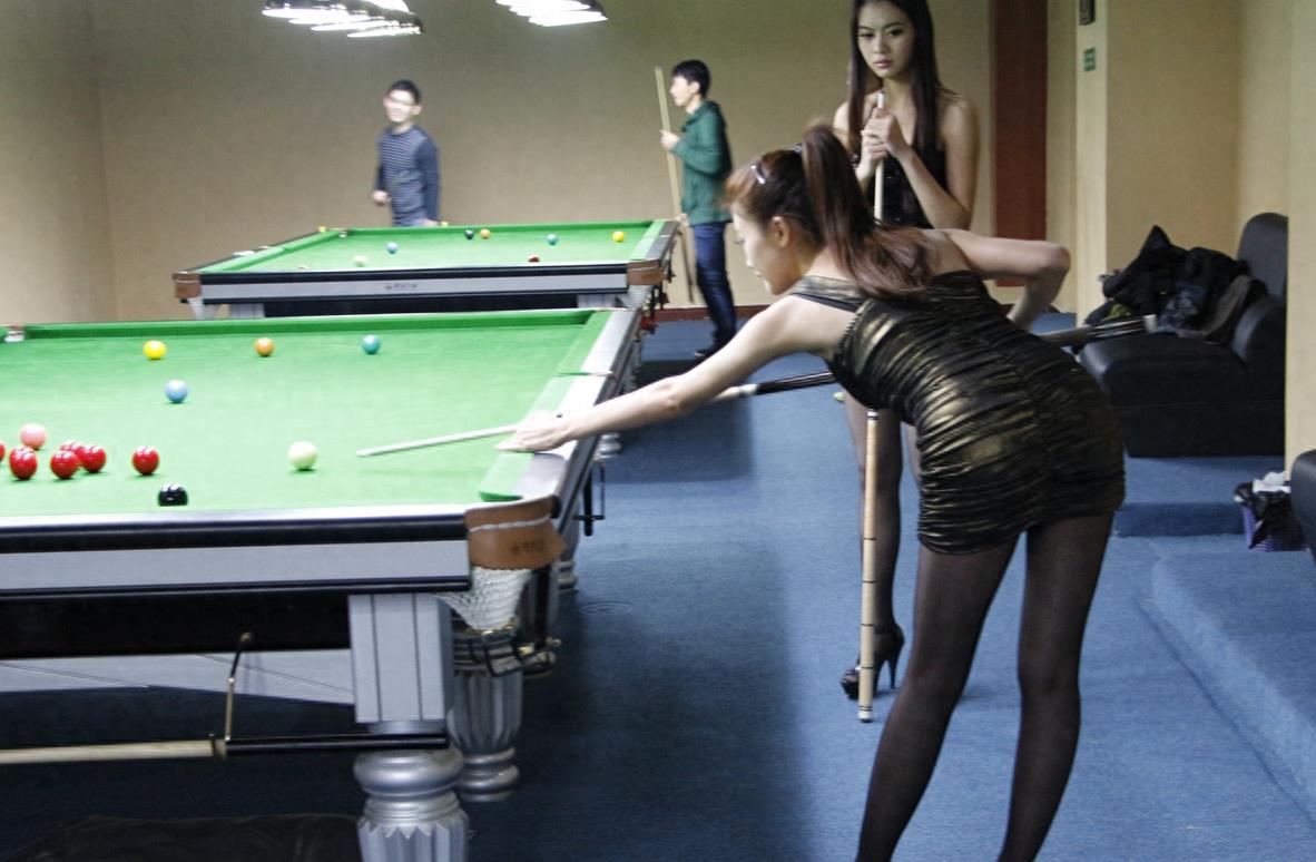 原创实拍：南宁第一代网红 豆浆王子 跟美女一起打台球！
