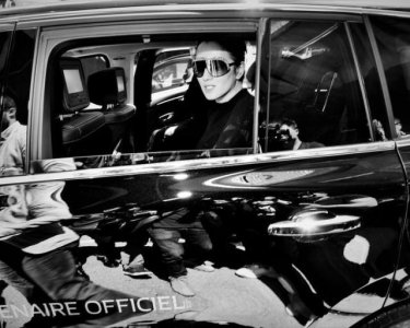 ​巩俐抵达戛纳参加电影节，黑超遮面气场足