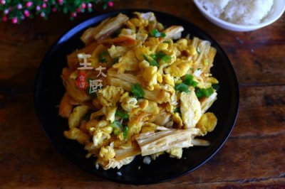 ​腐竹炒鸡蛋家常做法，这样搭配竟能做出如此美味，营养丰富超好吃