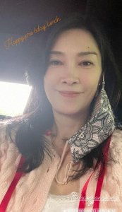 ​李克勤妻子50岁庆生，美貌犹如水中花！