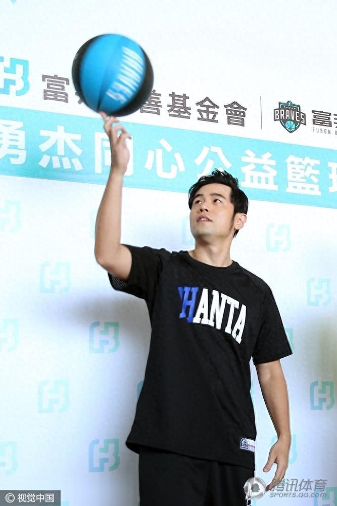周杰伦打篮球帅到不行 曾与科比同场竞技 与姚明场上比高度