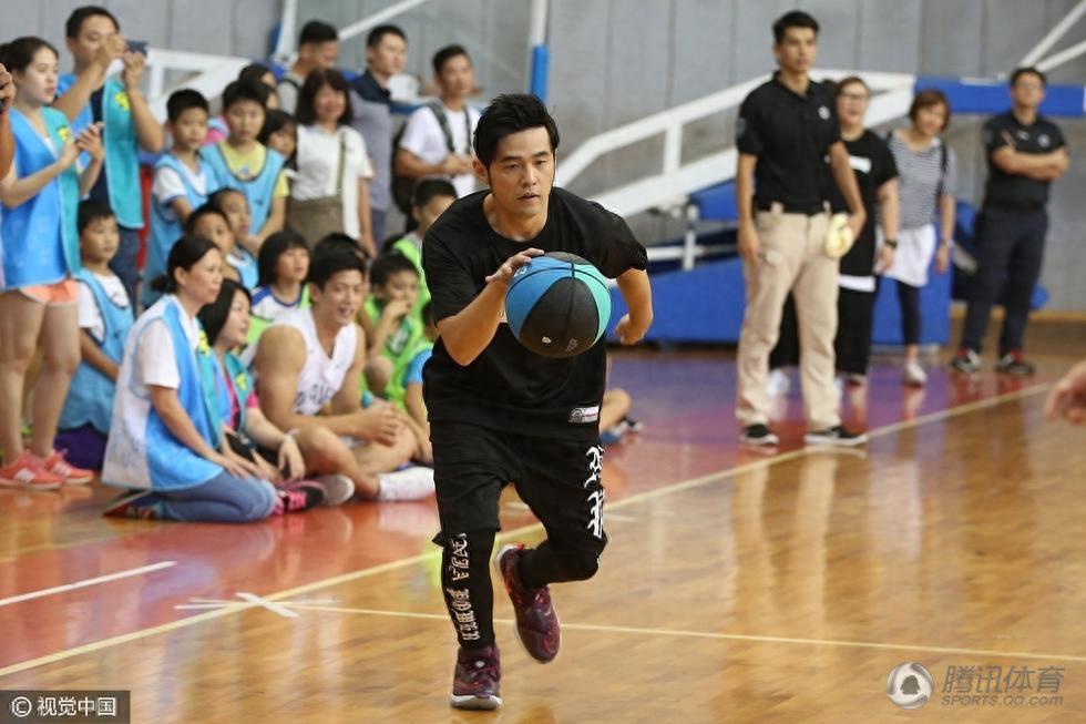 周杰伦打篮球帅到不行 曾与科比同场竞技 与姚明场上比高度