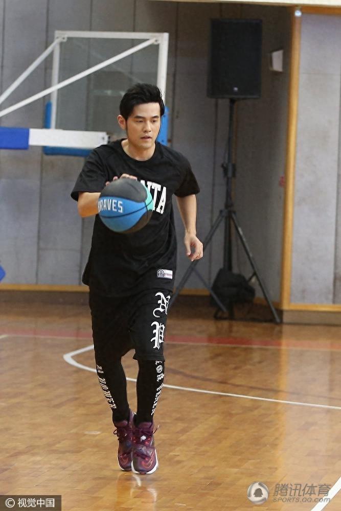 周杰伦打篮球帅到不行 曾与科比同场竞技 与姚明场上比高度