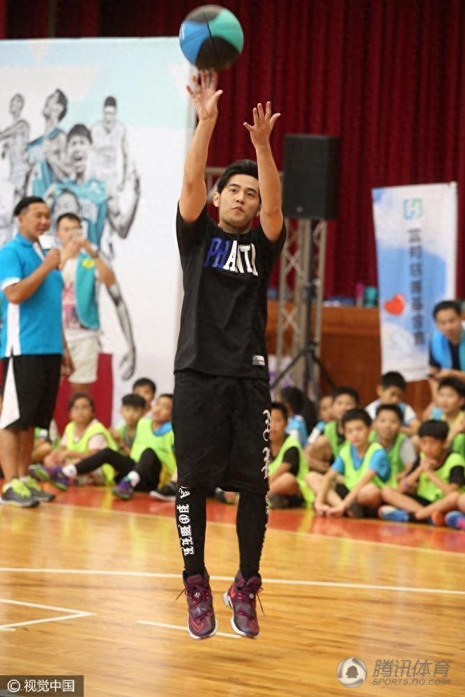 周杰伦打篮球帅到不行 曾与科比同场竞技 与姚明场上比高度