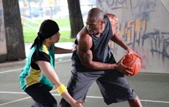 周杰伦打篮球帅到不行 曾与科比同场竞技 与姚明场上比高度