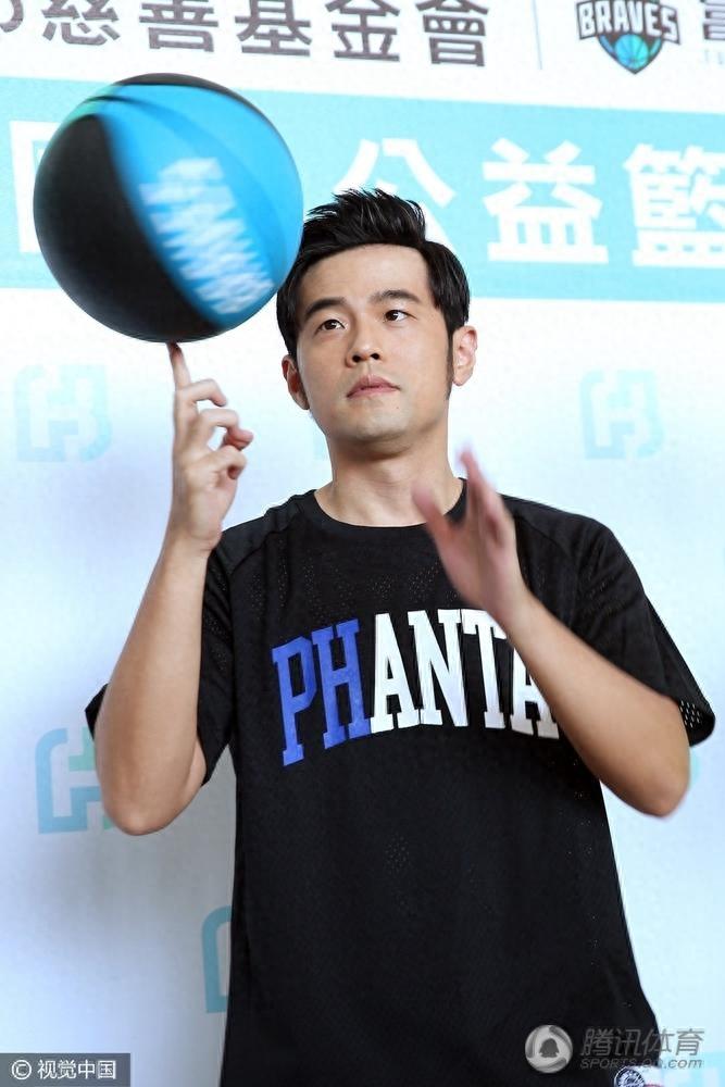 周杰伦打篮球帅到不行 曾与科比同场竞技 与姚明场上比高度