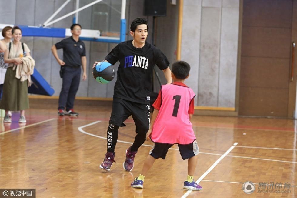 周杰伦打篮球帅到不行 曾与科比同场竞技 与姚明场上比高度