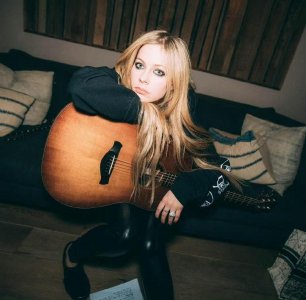 ​艾薇儿辟谣参加《浪姐4》消息不是真的，网友：节目组你人脉呢？