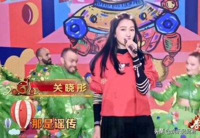 ​关晓彤的“腿精”地位不保？跳舞时故意弯成V型，大张伟不敢直视