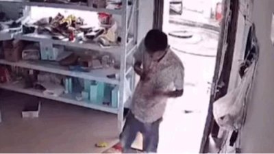 ​吓懵！一男子用打火机点烟瞬间燃爆