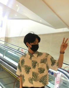 ​七鹤大人直播摘口罩，自卑到用双手捂脸，网友的称呼戳心了