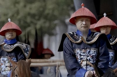 ​为了挽救国家的主权和领土的完整，左宗棠率领军队收复新疆