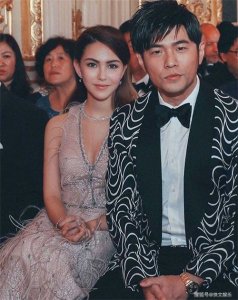 ​45岁周杰伦在法国庆生！林俊杰、王俊凯齐祝贺，娇妻昆凌陪伴左