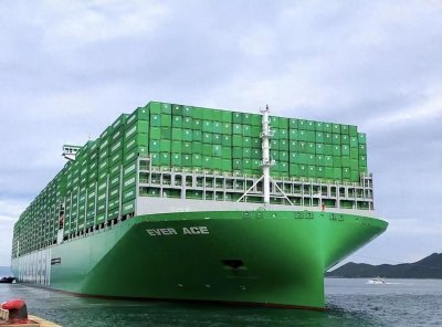 ​世界最大集装箱船，长400米排水量64万吨，能装下5个福特号航母