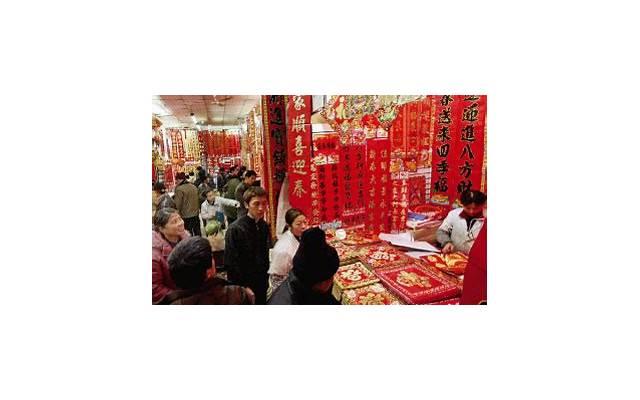 和女生聊天第一句话怎么打招呼(第一次聊天怎么打招呼女生不尴尬)