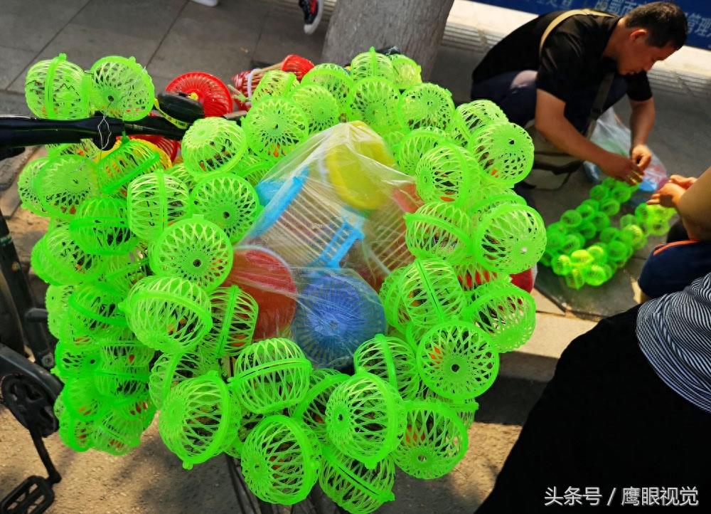 农村娃在地里随便抓的蝈蝈，城里却卖到10元一只，10分钟赚300元