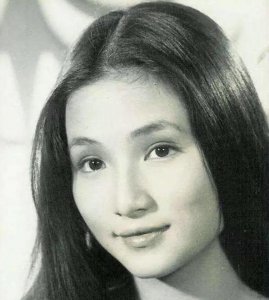 ​73岁郑佩佩与女儿罕见合照，三人笑容满面，基因强大表情神同步