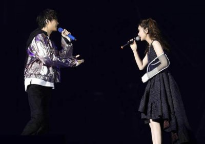 ​戚薇许嵩怎么认识的 相识十多年同门斗地主解闷成至交