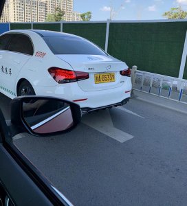 ​杭州街头现奔驰教练车，网友：用豪车学驾驶要花多少钱？