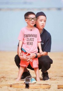 ​小春哥，你的变形记成功了吗?Jasper嗯哼等高清无水印壁纸表情包