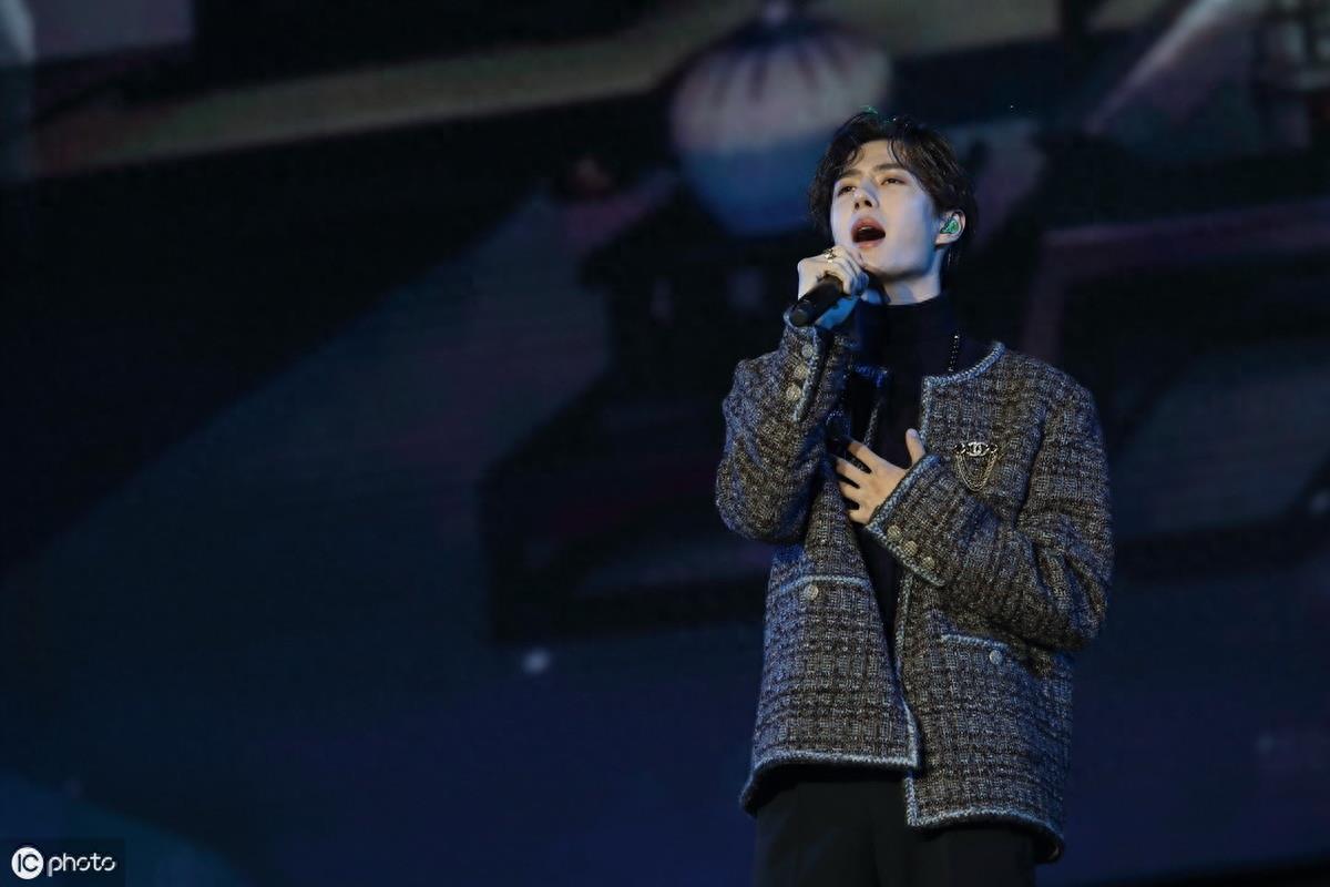 《陈情令》告别演唱会收官，肖战王一博“深情”对视，CP魂燃爆了