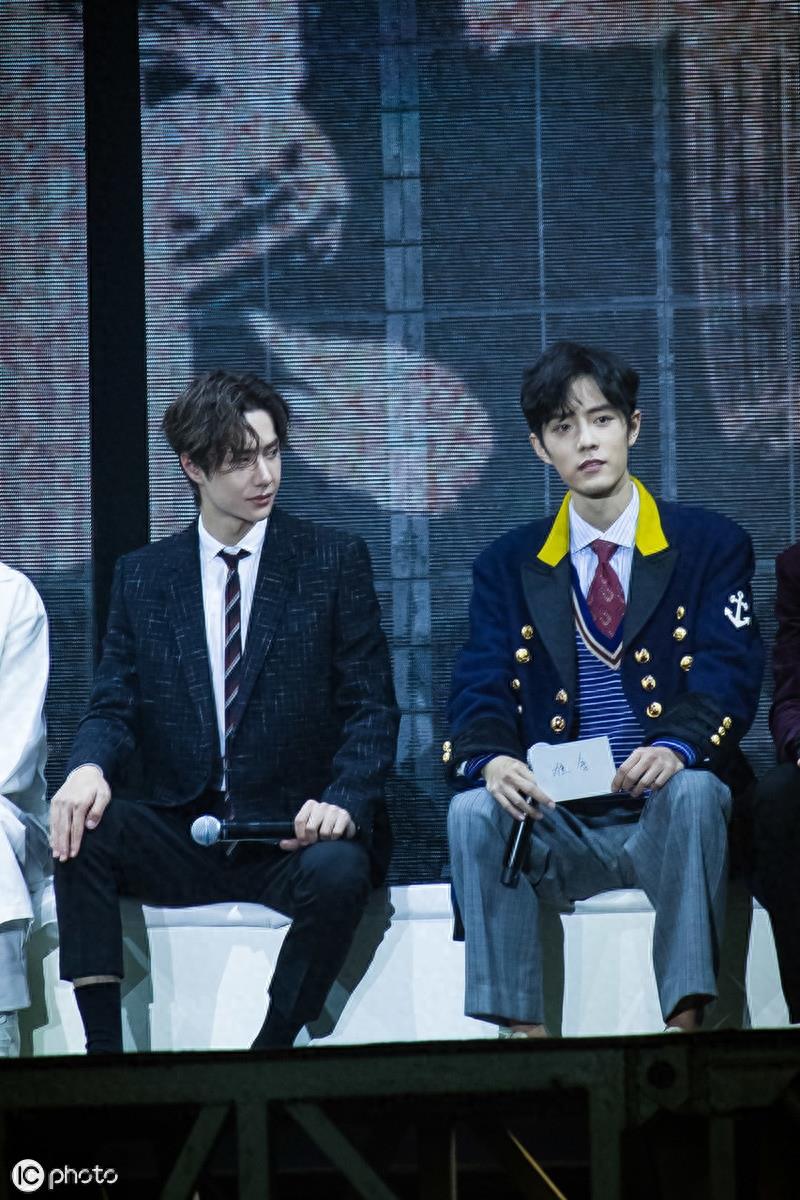 《陈情令》告别演唱会收官，肖战王一博“深情”对视，CP魂燃爆了