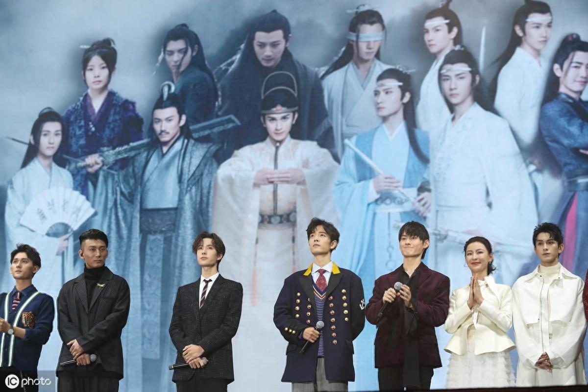 《陈情令》告别演唱会收官，肖战王一博“深情”对视，CP魂燃爆了