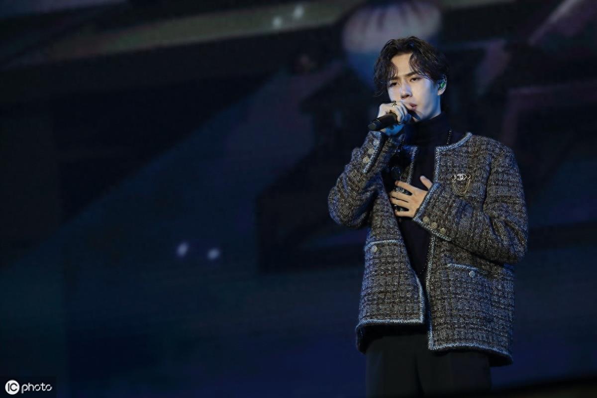 《陈情令》告别演唱会收官，肖战王一博“深情”对视，CP魂燃爆了